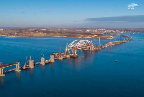 Под двумя арками Крымского моста прошли первые суда (ФОТО, ВИДЕО) | Русская весна