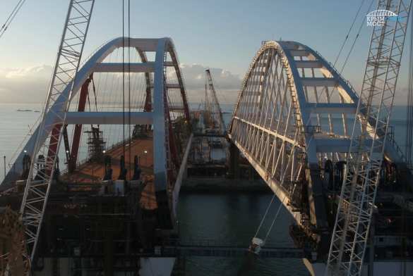 Под двумя арками Крымского моста прошли первые суда (ФОТО, ВИДЕО) | Русская весна