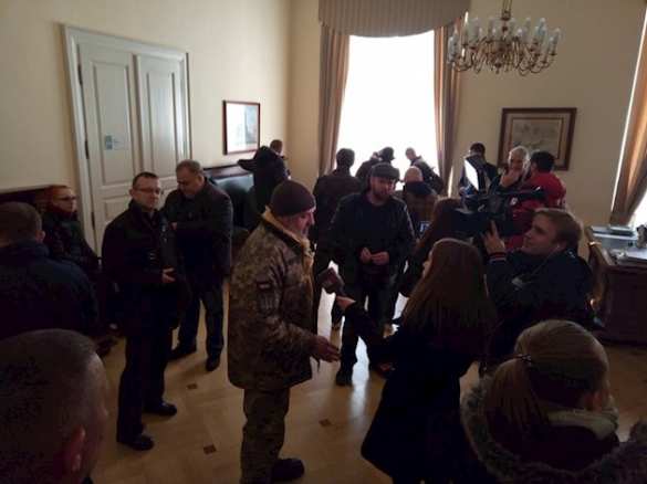 В мэрию Львова ворвались «атошники» и требуют отставки городского головы (ФОТО, ВИДЕО) | Русская весна