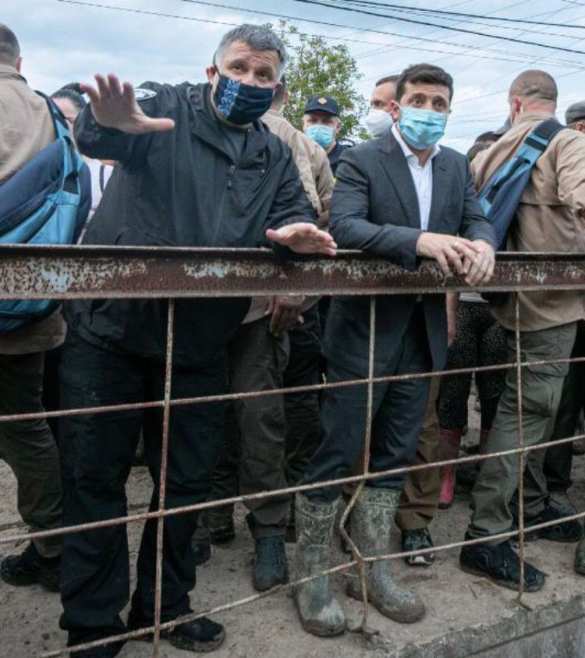 «Сапоги президенту!»: раскрыта тайна «обуви 53 размера» на Зеленском (ФОТО) | Русская весна