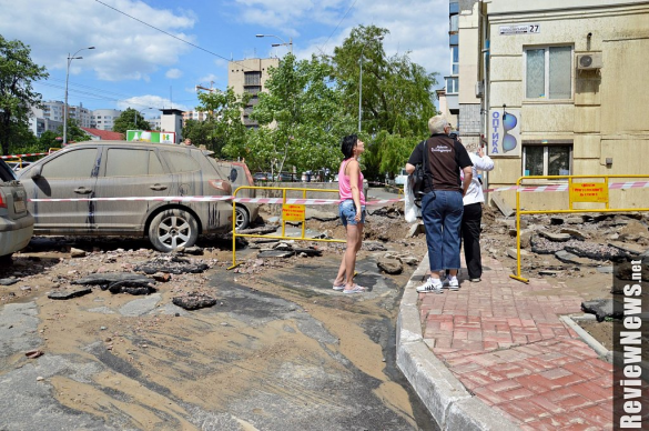 Зрелищные кадры: В Киеве прорвало напорную трубу, пострадали автомобили и здания, местных жителей эвакуируют (ФОТО, ВИДЕО) | Русская весна
