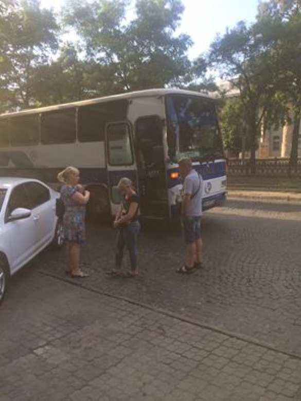 Все ближе к Европе: в центре Днепропетровска вооруженная банда остановила автобус и ограбила всех пассажиров (ФОТО) | Русская весна