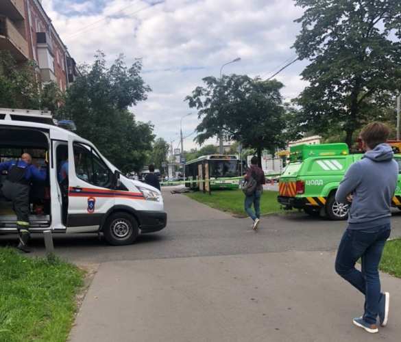 Автобус въехал в остановку в Москве, погибла женщина (ФОТО, ВИДЕО) | Русская весна