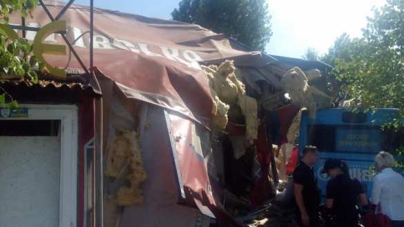 В Киеве автобус с людьми врезался в кафе (ФОТО) | Русская весна