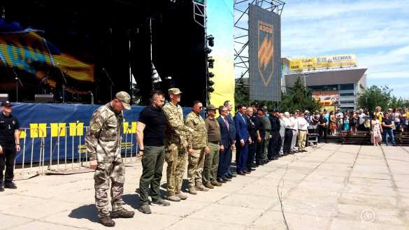 ВСУ совместно с неонацистами провели военный парад в оккупированном Мариуполе (ФОТО, ВИДЕО) | Русская весна