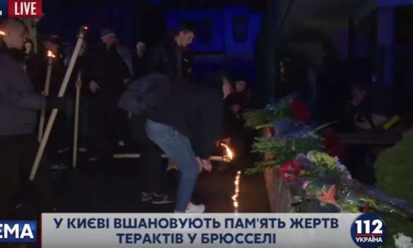 Неонацисты из «Азова» с факелами «скорбели» у посольства Бельгии (ФОТО, ВИДЕО) | Русская весна