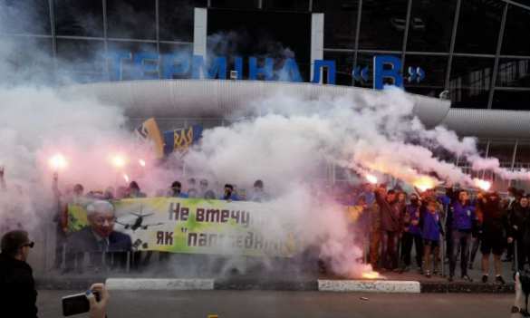 Неонацисты «Азова» бесчинствуют в киевском аэропорту «Борисполь» (ФОТО) | Русская весна