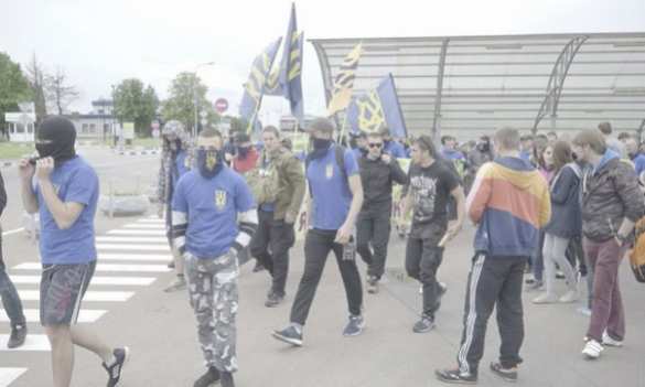 Неонацисты «Азова» бесчинствуют в киевском аэропорту «Борисполь» (ФОТО) | Русская весна