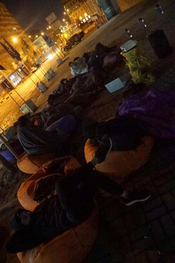 Националисты и радикалы в Киеве не пускают сотрудников «Сбербанка» на работу (+ФОТО) | Русская весна