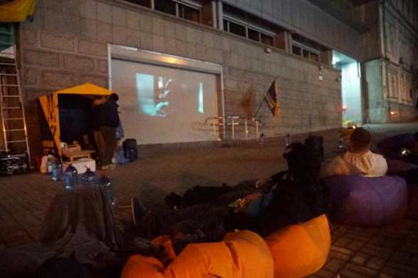 Националисты и радикалы в Киеве не пускают сотрудников «Сбербанка» на работу (+ФОТО) | Русская весна