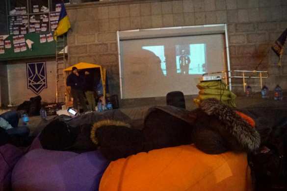 Националисты и радикалы в Киеве не пускают сотрудников «Сбербанка» на работу (+ФОТО) | Русская весна