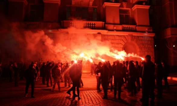 Боевики «Азова» окружили СБУ в Киеве и устроили беспорядки из-за ареста главаря «Азов-Крым» (ФОТО, ВИДЕО) | Русская весна