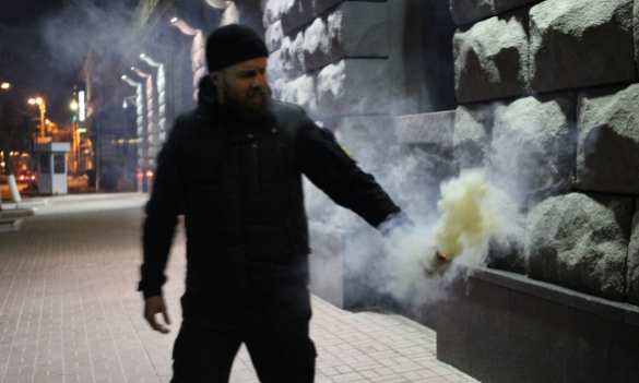 Боевики «Азова» окружили СБУ в Киеве и устроили беспорядки из-за ареста главаря «Азов-Крым» (ФОТО, ВИДЕО) | Русская весна