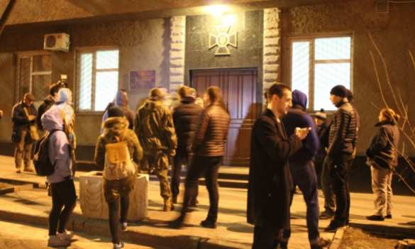 Боевики «Азова» окружили СБУ в Киеве и устроили беспорядки из-за ареста главаря «Азов-Крым» (ФОТО, ВИДЕО) | Русская весна