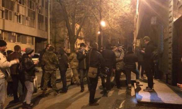Боевики «Азова» окружили СБУ в Киеве и устроили беспорядки из-за ареста главаря «Азов-Крым» (ФОТО, ВИДЕО) | Русская весна