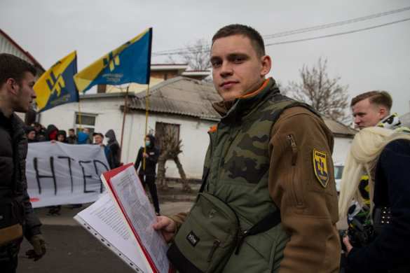 Украинские неонацисты с дымовыми шашками протестуют против «рупора Кремля» (ФОТО) | Русская весна
