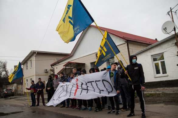 Украинские неонацисты с дымовыми шашками протестуют против «рупора Кремля» (ФОТО) | Русская весна