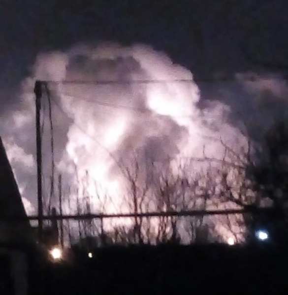 «Мариуполь в огне»: перепуганные жители сообщили о страшных вспышках и грохоте на «Азовстали» (+ФОТО, ВИДЕО) | Русская весна