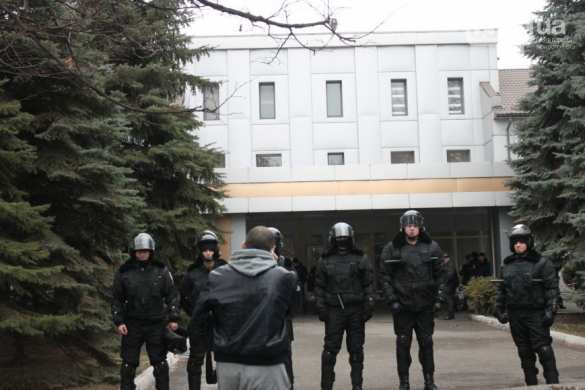 Война олигархов: под видом профсоюзов люди Коломойского захватили офис компании Ахметова (фото, видео) | Русская весна