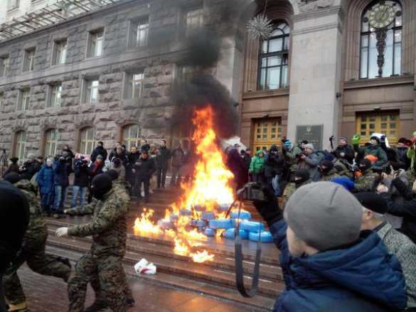 Violent clashes at Kiev municipal council, CS tear gas deployed by protesters (PHOTOS, VIDEO) | Русская весна