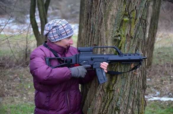 «Бабушка-бандерiвка» из Львова готовится к «АТО» и проходит курсы владения современным оружием с «дедушками-призывниками» (+видео, фото) | Русская весна