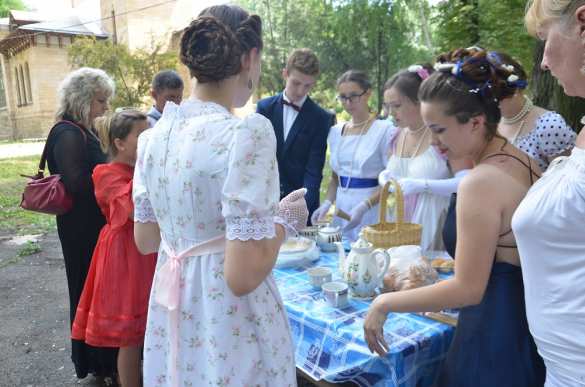 В Киеве — парад извращенцев, а на Донбассе — классический бал (ФОТО) | Русская весна