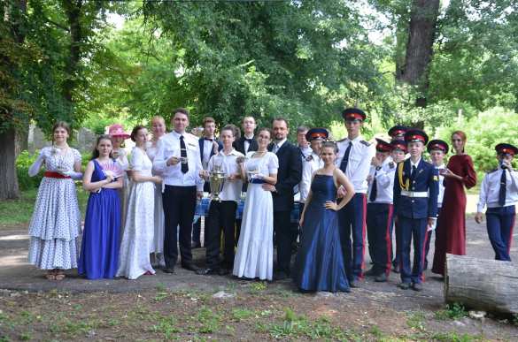 В Киеве — парад извращенцев, а на Донбассе — классический бал (ФОТО) | Русская весна