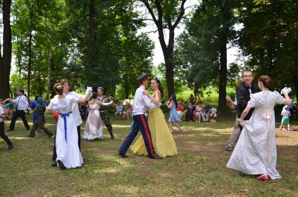 В Киеве — парад извращенцев, а на Донбассе — классический бал (ФОТО) | Русская весна