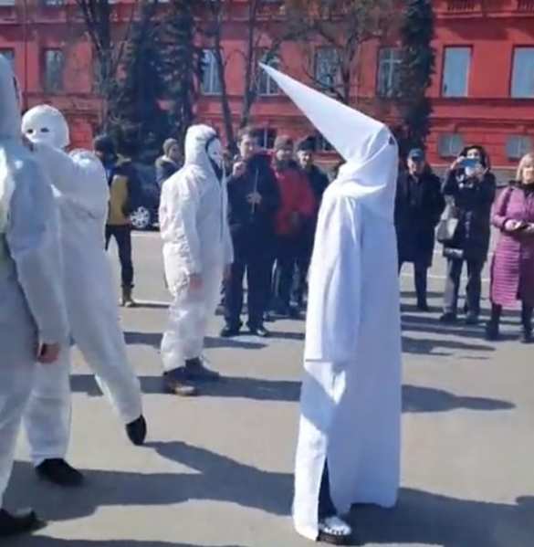 Антипрививочники прошли по центру Киева в костюмах Ку-клукс-клана (ФОТО, ВИДЕО) | Русская весна