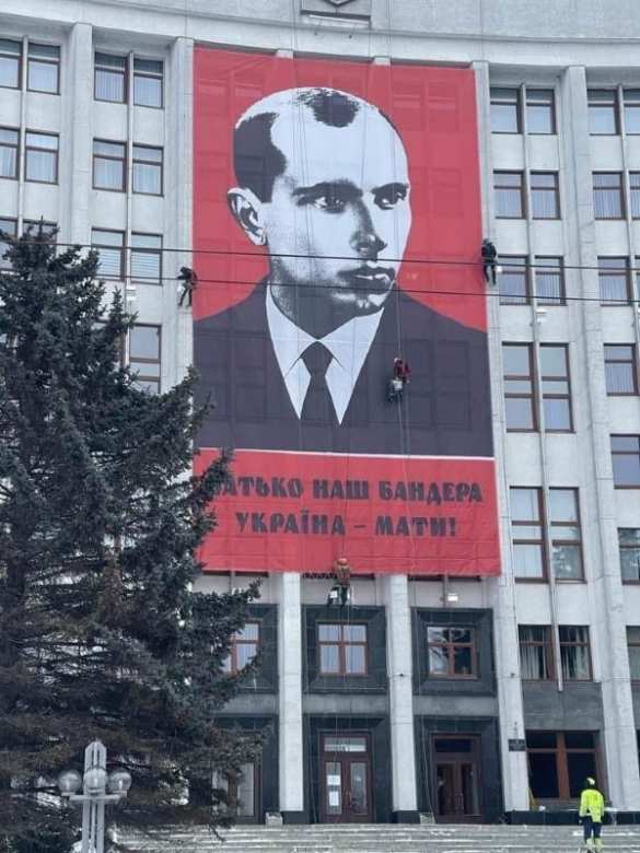 «Батько наш Бандера»: в Тернополе повесили огромный портрет нацистского прислужника на здании областной администрации (ФОТО) | Русская весна