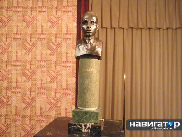 На выставке бюстов Бандеры в Киеве пообещали строить бандеровскую Украину от Карпат до Кавказа (фото, видео) | Русская весна