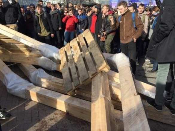 В Москве протестующие пытаются установить баррикады (ФОТО) | Русская весна