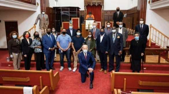 «Полиция с народом» по-американски: Байден и копы на коленях перед чернокожими (ФОТО, ВИДЕО) | Русская весна