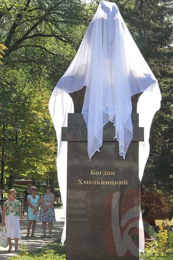 Памятник Богдану Хмельницкому восстановили в Белгороде (фото) | Русская весна