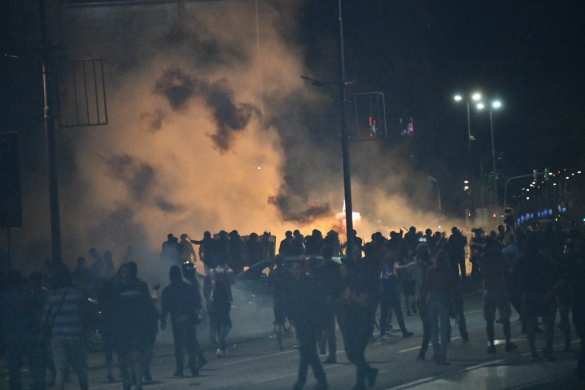 Белград горит и бушует: сербы протестуют против комендантского часа (ФОТО, ВИДЕО) | Русская весна