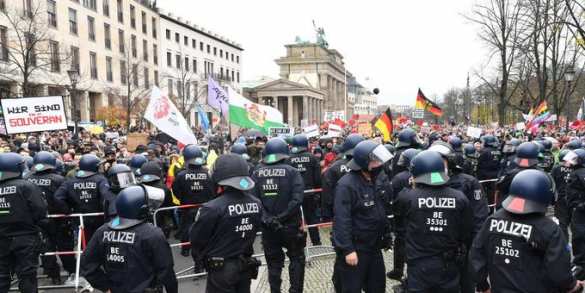 Коронавирусный бунт в Берлине: протестующие рвались в бундестаг, полиция применила водомёты (ФОТО, ВИДЕО) | Русская весна