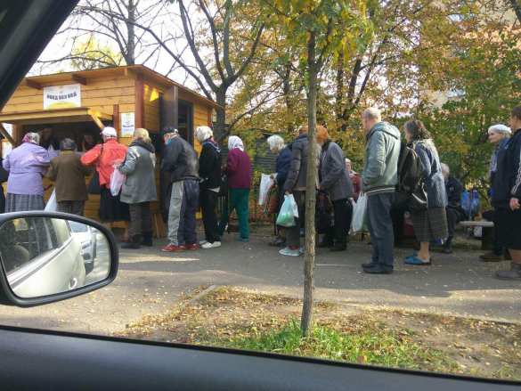 «Гиднисть пришла!»: Киевляне выстраиваются в огромные очереди за бесплатной едой (ФОТО) | Русская весна