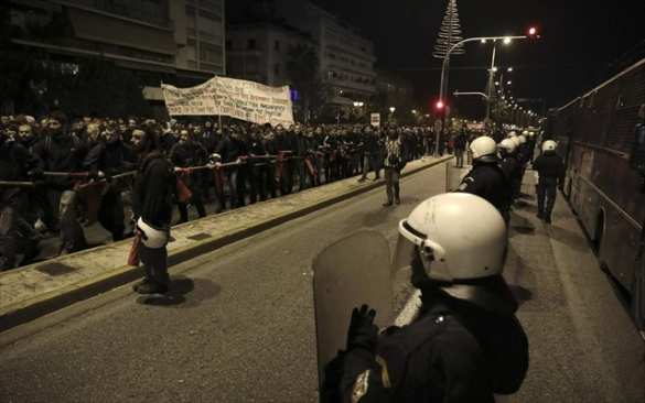 В Греции демонстранты напали на министров и депутатов от правящей партии (ФОТО, ВИДЕО) | Русская весна