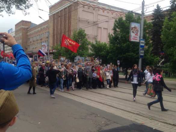 С портретами Гиви и Моторолы: многотысячный «Бессмертный полк» прошел по Донецку (ФОТО) | Русская весна