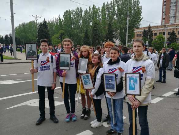 С портретами Гиви и Моторолы: многотысячный «Бессмертный полк» прошел по Донецку (ФОТО) | Русская весна