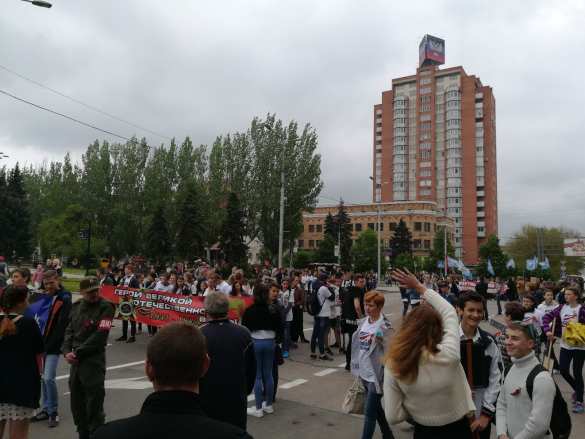 С портретами Гиви и Моторолы: многотысячный «Бессмертный полк» прошел по Донецку (ФОТО) | Русская весна