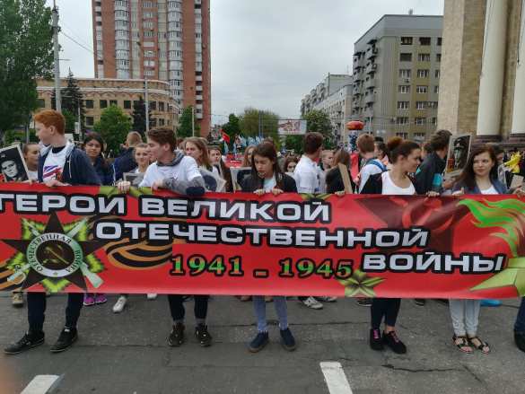 С портретами Гиви и Моторолы: многотысячный «Бессмертный полк» прошел по Донецку (ФОТО) | Русская весна