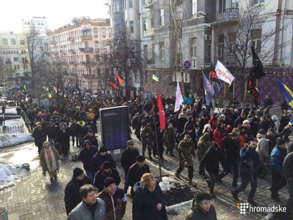 МОЛНИЯ: толпа пытается штурмовать администрацию Порошенко — ПРЯМАЯ ТРАНСЛЯЦИЯ — Смотрите и комментируйте с «Русской Весной» (ФОТО) | Русская весна