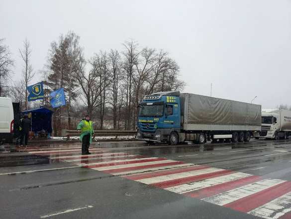 Блокада продолжается: очередь российских фур растянулась на 250 метров (ФОТОРЕПОРТАЖ) | Русская весна