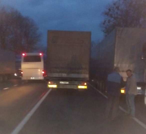 Украинские дальнобойщики в поддержку российских коллег перекрыли трассу под Львовом (+ФОТО) | Русская весна