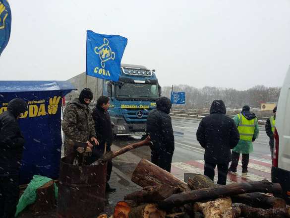 Блокада продолжается: очередь российских фур растянулась на 250 метров (ФОТОРЕПОРТАЖ) | Русская весна