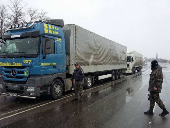 Блокада продолжается: очередь российских фур растянулась на 250 метров (ФОТОРЕПОРТАЖ) | Русская весна