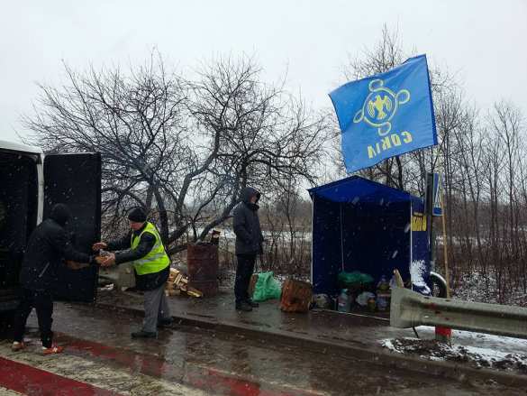 Блокада продолжается: очередь российских фур растянулась на 250 метров (ФОТОРЕПОРТАЖ) | Русская весна