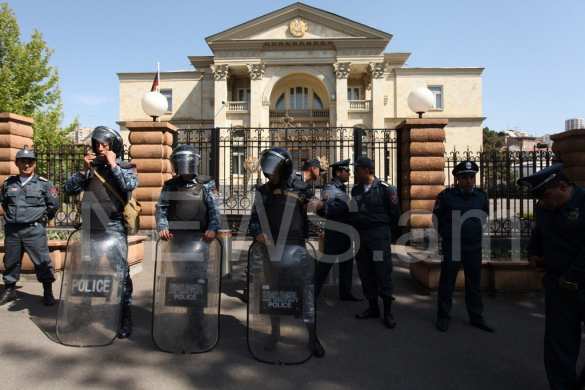 В Ереване «бархатные революционеры» осадили резиденцию премьера (+ФОТО, ВИДЕО) | Русская весна