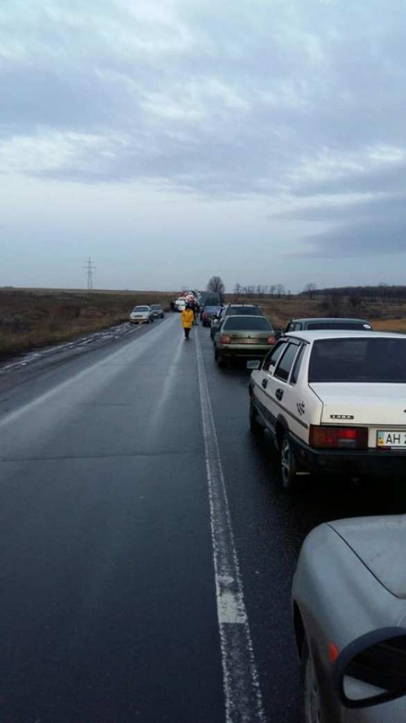 Коллапс: закрыты несколько КПП на Донбассе, люди стоят в очередях по несколько дней (ФОТО) | Русская весна